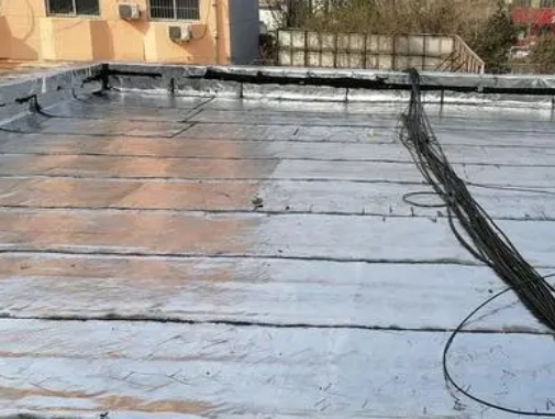 瑞金卫生间漏水维修公司分享下瑞金屋面楼顶防水刚性防水层施工要点。